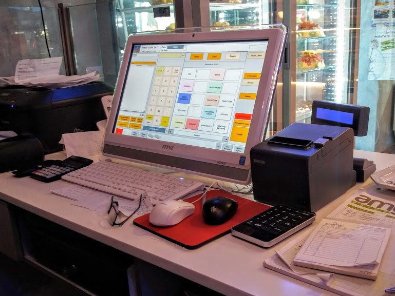 Postazione di vendita con registratore di cassa
